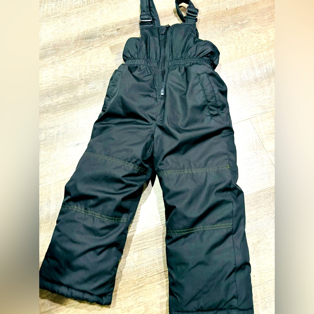 Snow/ Ski Suit Unisex > Child Sz. (4)
